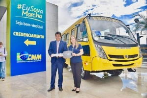 Prefeitura de Serrinha: Prefeito Adriano Lima anuncia tr&ecirc;s &ocirc;nibus novos para o transporte escolar