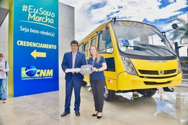 Prefeitura de Serrinha: Prefeito Adriano Lima anuncia tr&ecirc;s &ocirc;nibus novos para o transporte escolar