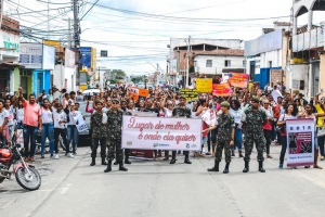 Assist&ecirc;ncia Social promove caminhada pelo fim da viol&ecirc;ncia contra meninas e mulheres