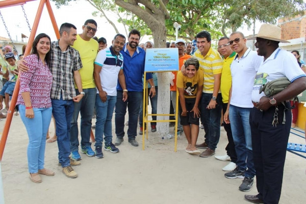 Inaugura&ccedil;&atilde;o da pra&ccedil;a do Vista Alegre alegra moradores e re&uacute;ne v&aacute;rios vereadores