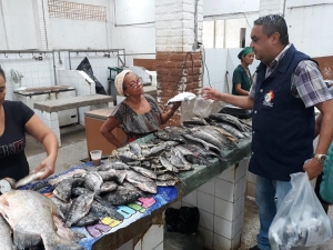 Prefeitura de Serrinha: Vigil&acirc;ncia Sanit&aacute;ria fiscaliza venda de pescados