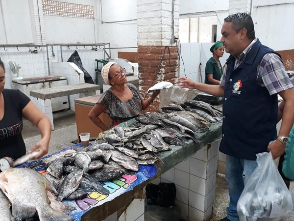Prefeitura de Serrinha: Vigil&acirc;ncia Sanit&aacute;ria fiscaliza venda de pescados