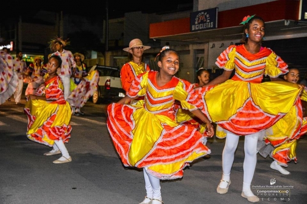 Arrast&atilde;o de Quadrilhas faz a abertura de umas das maiores festas de S&atilde;o Jo&atilde;o do interior da Bahia