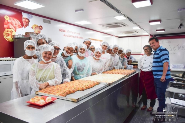 Empres&aacute;rio visita unidade m&oacute;vel do SENAI em Serrinha