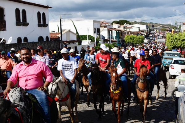 Desfile de vaqueiros atrai multid&atilde;o pelas ruas de Serrinha