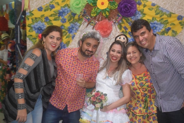 Secretarias de Sa&uacute;de e Educa&ccedil;&atilde;o realizam forr&oacute; com servidores e contam com a presen&ccedil;a do Prefeito Adriano Lima